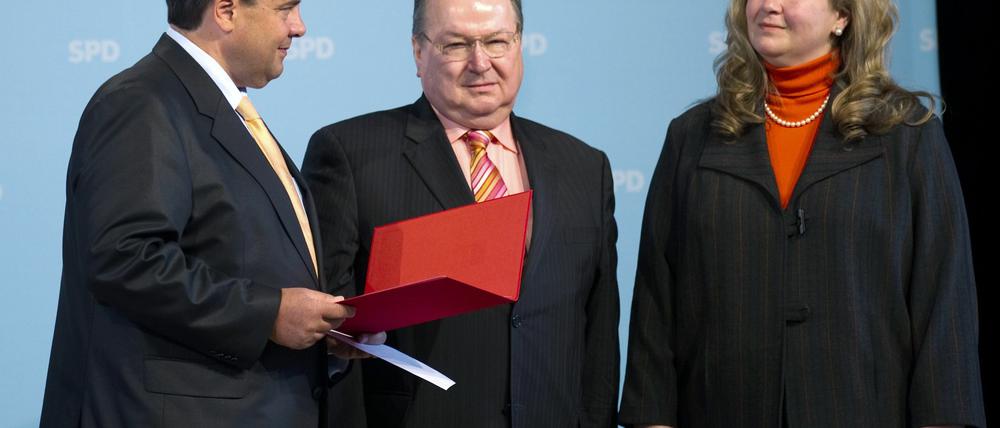 SPD-Chef Sigmar Gabriel ehrt Heinz Buschkowsky, der von seiner Ehefrau Christina begleitet wurde.