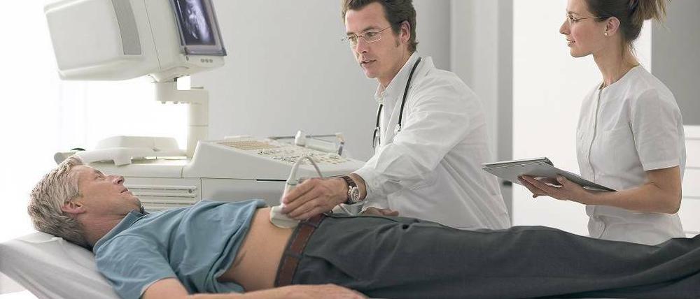 Seltener Anblick. Nur 16 Prozent aller Männer gehen zu Früherkennungsuntersuchungen – wie hier mit Ultraschall. Foto: picture-alliance