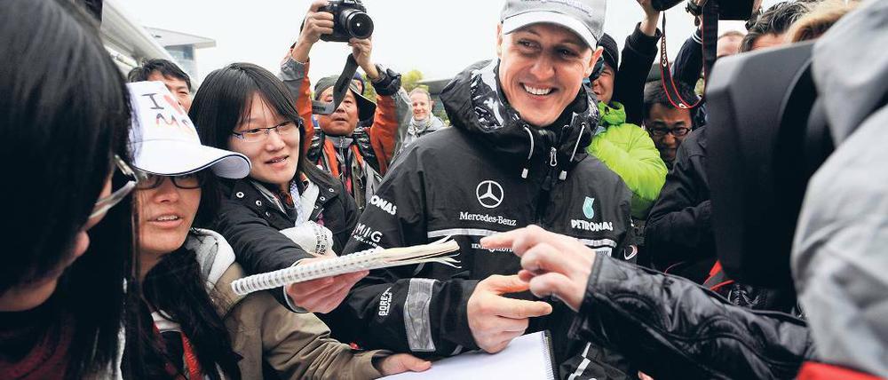 Mitten im Reich der Mitte. Michael Schumacher wird vor dem Großen Preis von China am Sonntag von Autogrammjägern umringt.
