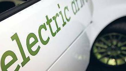Forschungsfahrzeug. Autos wie den Elektro-Smart kann man noch nicht kaufen. Um wettbewerbsfähig zu werden, braucht die Industrie Zeit und Geld. 