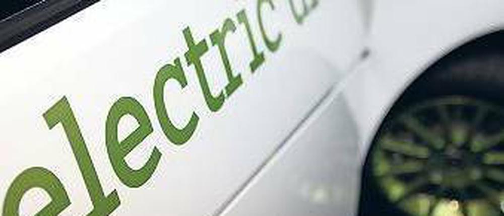 Forschungsfahrzeug. Autos wie den Elektro-Smart kann man noch nicht kaufen. Um wettbewerbsfähig zu werden, braucht die Industrie Zeit und Geld. 