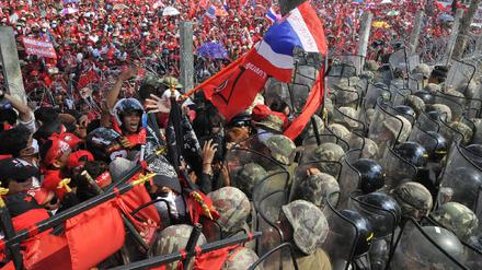 Tränengas gegen Demonstranten in Bangkok