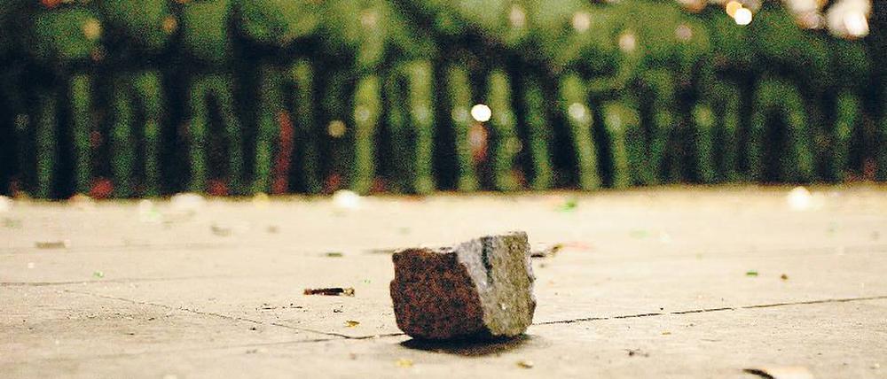 Spur der Steine. Nach Einbruch der Dunkelheit wurde der Tag der Arbeit in Kreuzberg regelmäßig unfriedlich. Mehr als 6000 Polizisten waren im vergangenen Jahr im Einsatz. Diesmal wollen die Veranstalter der „Revolutionäre 1. Mai-Demo“ das Anwohnerfest vermutlich meiden – und stattdessen vom Kottbusser Tor Richtung Neukölln ziehen. Foto: dpa/Kugler