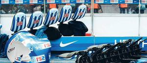 Schaden mit Langzeitwirkung. Nachdem Fans nach der Niederlage gegen Nürnberg die Trainerbank zerstört hatten, muss nun der Verein auf Anhänger und Geld verzichten. Foto: ddp