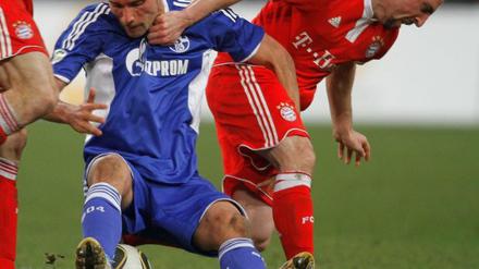 Ringkampf auf dem Rasen. Münchens Franck Ribery (re.) geht Schalkes Kevin Kuranyi an den Kragen.