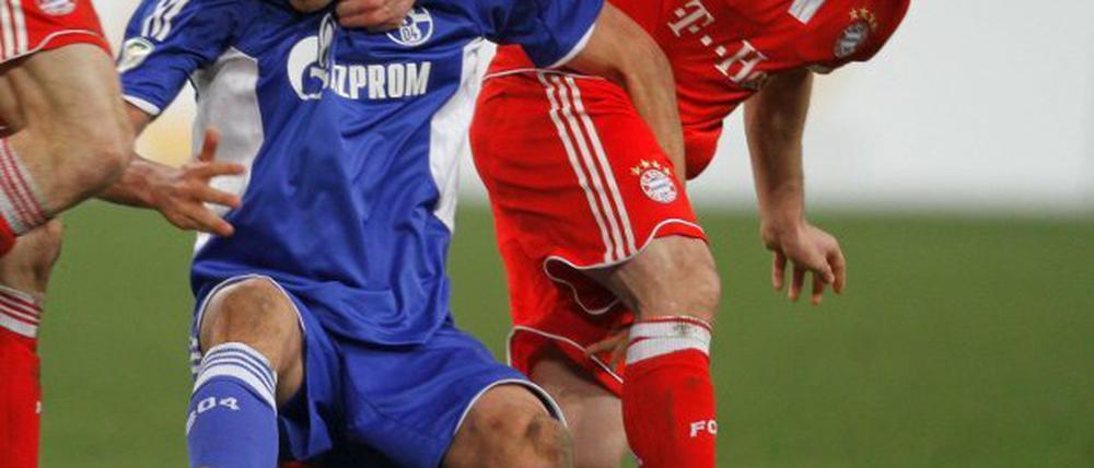 Ringkampf auf dem Rasen. Münchens Franck Ribery (re.) geht Schalkes Kevin Kuranyi an den Kragen.