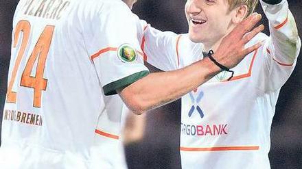 Zwei im Glück. Marin (r.) und Pizarro erzielten für Werder beide Tore. Foto: ddp