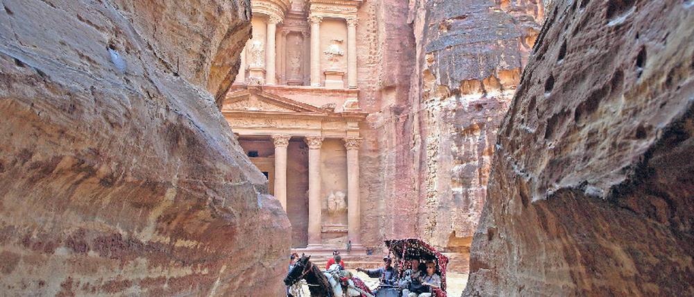 Zu eng für die Massen. Doch an manchen Tagen schieben sich bis zu 7000 Besucher durch den Siq in Petra. Foto: laif