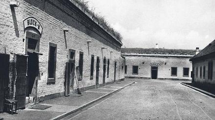 Margot Bendheim im Berliner Untergrund. Sie trägt ein Kreuz um den Hals und hat sich, um nicht als Jüdin erkannt zu wer- den, die Nase operieren lassen.