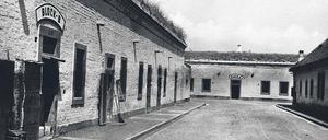 Margot Bendheim im Berliner Untergrund. Sie trägt ein Kreuz um den Hals und hat sich, um nicht als Jüdin erkannt zu wer- den, die Nase operieren lassen.