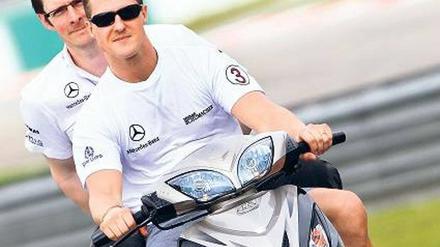 Immer in Bewegung. Michael Schumacher mit Renningenieur Andrew Shovlin. -