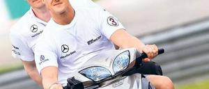 Immer in Bewegung. Michael Schumacher mit Renningenieur Andrew Shovlin. -
