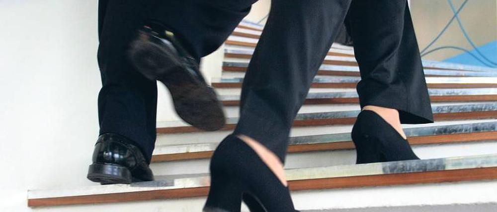 Treppengespräche. Mit der Nachricht, dass man aufsteigen will, sollte man bei Kollegen nicht hausieren gehen. Foto: Imago