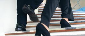 Treppengespräche. Mit der Nachricht, dass man aufsteigen will, sollte man bei Kollegen nicht hausieren gehen. Foto: Imago