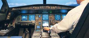 Zur Probe. Der Ausbildungskapitän Thomas Göller „fliegt“ den weltweit ersten Flugsimulator des Typs Airbus A340-600 der Lufthansa. Das Gerät simuliert den Anflug auf Caracas. Der Airbus A340-600 ist das derzeit längste Passagierflugzeug der Welt. Foto: Martin Oeser/ddp
