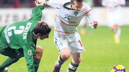 Nächste Haltestelle Olympiastadion. Marko Marin lässt sich auf dem Weg ins Finale nicht vom Augsburger Jens Hegeler bremsen.