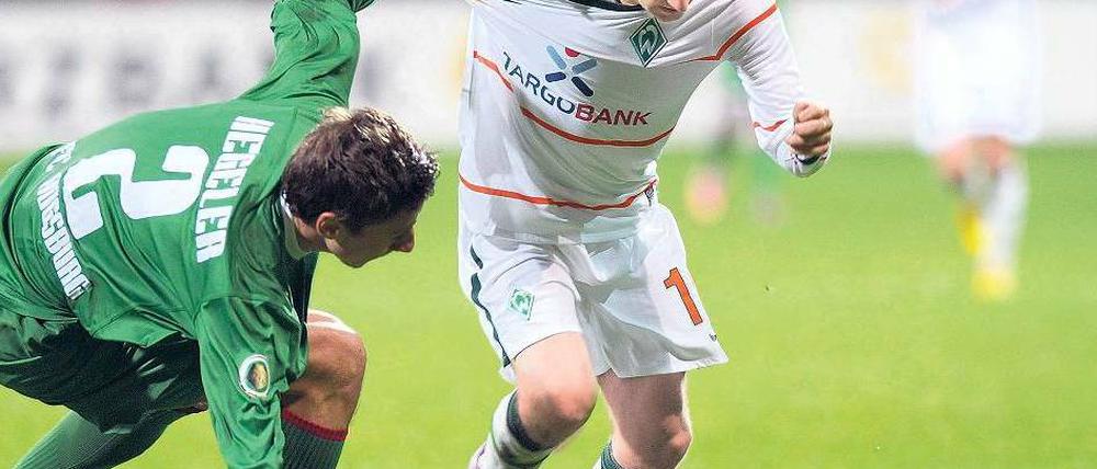 Nächste Haltestelle Olympiastadion. Marko Marin lässt sich auf dem Weg ins Finale nicht vom Augsburger Jens Hegeler bremsen.