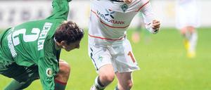 Nächste Haltestelle Olympiastadion. Marko Marin lässt sich auf dem Weg ins Finale nicht vom Augsburger Jens Hegeler bremsen.