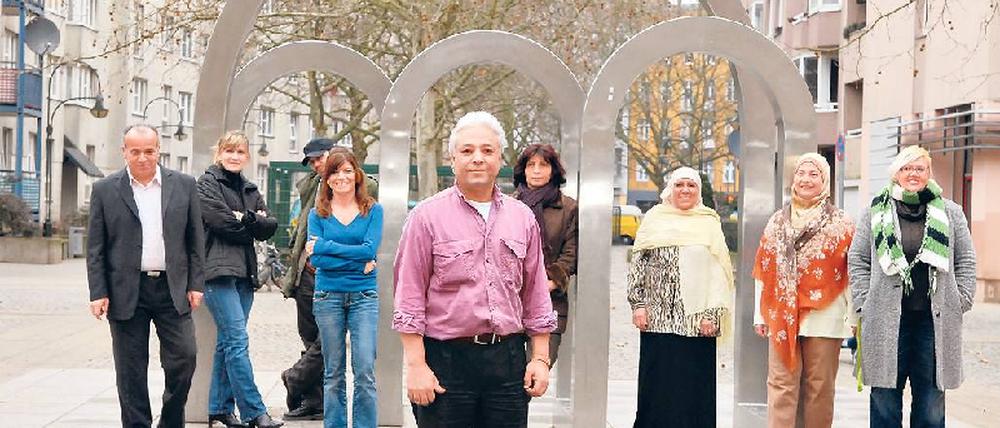 Starke Nachbarn. An der Urbanstraße in Kreuzberg helfen die Kiezlotsen um Naif Hajaj bei der Lösung von Alltagsproblemen. Initiativen wie diese will der Senat mit zusätzlichen Finanzmitteln unterstützen, das Geld dafür soll auch aus Städtebauförderprogrammen des Bundes kommen.