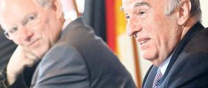Angenähert. Bundesfinanzminister Wolfgang Schäuble (CDU) und sein Schweizer Amtskollege Hans-Rudolf Merz haben ein neues Steuerabkommen vereinbart. Fotos: dpa