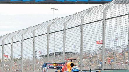Neuer Anlauf im Albert Park. Im vergangenen Jahr schied Red-Bull-Pilot Sebastian Vettel nach einer Kollision in Melbourne aus, diesmal will er gewinnen. Foto: dpa