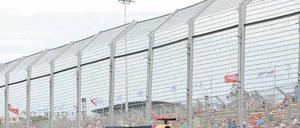 Neuer Anlauf im Albert Park. Im vergangenen Jahr schied Red-Bull-Pilot Sebastian Vettel nach einer Kollision in Melbourne aus, diesmal will er gewinnen. Foto: dpa