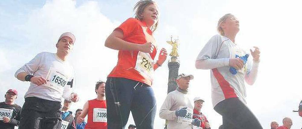 Hindernisfahrt. Etwa 30 Minuten bevor der erste Skater einen der Kilometerpunkte passiert, beginnt die Polizei mit der Streckensperrung. Spätestens eine Stunde nach dem letzten Läufer sind die Straßen wieder frei.