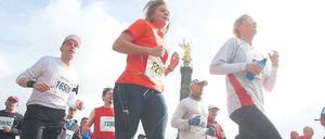 Hindernisfahrt. Etwa 30 Minuten bevor der erste Skater einen der Kilometerpunkte passiert, beginnt die Polizei mit der Streckensperrung. Spätestens eine Stunde nach dem letzten Läufer sind die Straßen wieder frei.