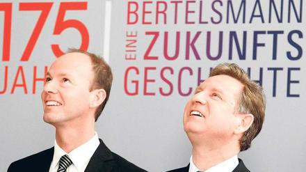 Hohe Ziele. Bertelsmann-Chef Hartmut Ostrowski (r.) und Finanzvorstand Thomas Rabe sind optimistisch für 2010.