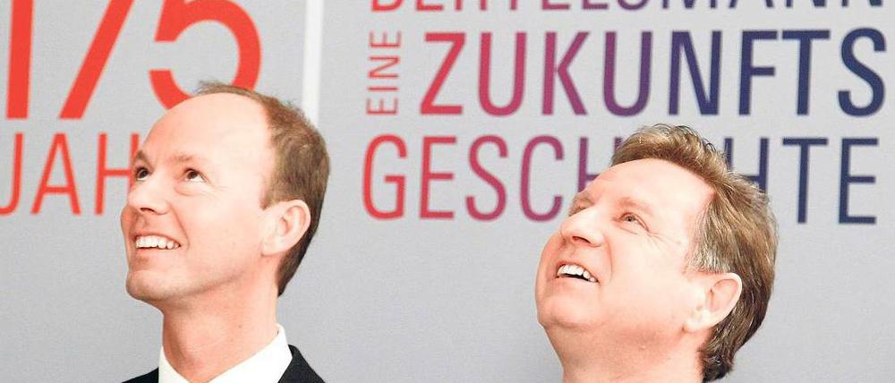 Hohe Ziele. Bertelsmann-Chef Hartmut Ostrowski (r.) und Finanzvorstand Thomas Rabe sind optimistisch für 2010. 