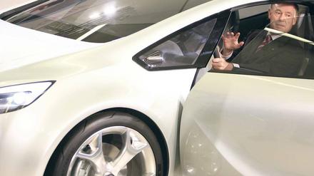Präsident am Steuer. Horst Köhler in einem Opel Flextreme – einer Studie mit Elektroantrieb.