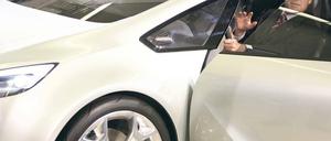 Präsident am Steuer. Horst Köhler in einem Opel Flextreme – einer Studie mit Elektroantrieb.