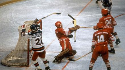 OLY-WINTER-1980-ICE SKATING-USA-USSR