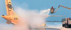 Mangelware. Viele Flüge mussten ausfallen, weil nicht genügend Enteisungsmittel vorrätig war. 