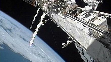 US-SPACE-SHUTTLE-ATLANTIS-WALK