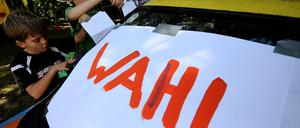 Kinder stimmen bei Jugendbundestagswahl ueber Parteien ab