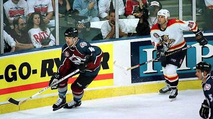 Uwe Krupp (l.) als Spieler in der Colorado. Mit der Avalanche gewann er 1996 den Stanley Cup.
