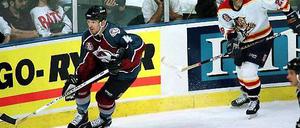 Uwe Krupp (l.) als Spieler in der Colorado. Mit der Avalanche gewann er 1996 den Stanley Cup.