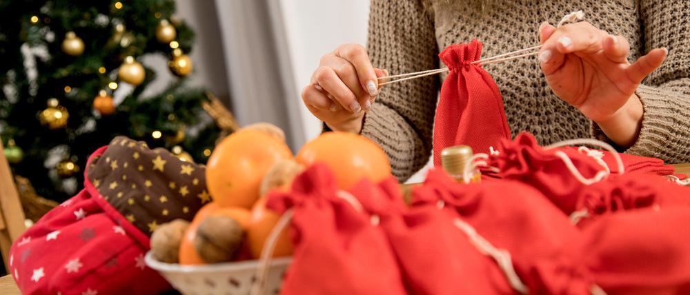 Aus Stoffresten lassen sich Adventskalenderbeutelchen in beliebiger Größe nähen.