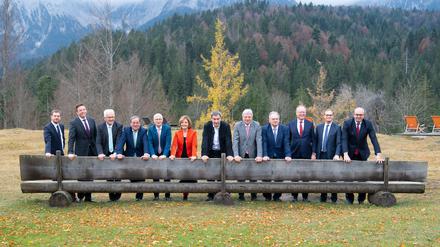 25.10.2019, Bayern, Krün: Michael Kretschmer (CDU, l-r), Ministerpräsident von Sachsen, Tobias Hans (CDU), Ministerpräsident von Saarland, Winfried Kretschmann (Bündnis 90/Die Grünen), Ministerpräsident von Baden-Württemberg, Armin Laschet (CDU), Ministerpräsident von Nordrhein-Westfalen, Peter Tschentscher (SPD), Bürgermeister von Hamburg, Malu Dreyer (SPD), Ministerpräsidentin von Rheinland-Pfalz, Markus Söder (CSU), Ministerpräsident von Bayern, Volker Bouffier (CDU), Ministerpräsident von Hessen, Reiner Haseloff (CDU), Ministerpräsident von Sachsen-Anhalt, Stefan Weil (SPD), Ministerpräsident von Niedersachsen, Michael Müller (SPD), Regierender Bürgermeister von Berlin, und Andreas Bovenschulte (SPD), Präsident des Senats von Bremen, stehen während einer Pause der Jahreskonferenz der Ministerpräsidenten für ein Gruppenfoto an der "G7-Bank" von Schloss Elmau zusammen. Die Regierungschefs diskutieren bei ihrem zweitägigen Arbeitstreffen unter anderem über Themen wie die Reform des Föderalismus in Deutschland. Foto: Sven Hoppe/dpa +++ dpa-Bildfunk +++ | Verwendung weltweit