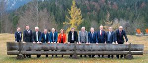 25.10.2019, Bayern, Krün: Michael Kretschmer (CDU, l-r), Ministerpräsident von Sachsen, Tobias Hans (CDU), Ministerpräsident von Saarland, Winfried Kretschmann (Bündnis 90/Die Grünen), Ministerpräsident von Baden-Württemberg, Armin Laschet (CDU), Ministerpräsident von Nordrhein-Westfalen, Peter Tschentscher (SPD), Bürgermeister von Hamburg, Malu Dreyer (SPD), Ministerpräsidentin von Rheinland-Pfalz, Markus Söder (CSU), Ministerpräsident von Bayern, Volker Bouffier (CDU), Ministerpräsident von Hessen, Reiner Haseloff (CDU), Ministerpräsident von Sachsen-Anhalt, Stefan Weil (SPD), Ministerpräsident von Niedersachsen, Michael Müller (SPD), Regierender Bürgermeister von Berlin, und Andreas Bovenschulte (SPD), Präsident des Senats von Bremen, stehen während einer Pause der Jahreskonferenz der Ministerpräsidenten für ein Gruppenfoto an der "G7-Bank" von Schloss Elmau zusammen. Die Regierungschefs diskutieren bei ihrem zweitägigen Arbeitstreffen unter anderem über Themen wie die Reform des Föderalismus in Deutschland. Foto: Sven Hoppe/dpa +++ dpa-Bildfunk +++ | Verwendung weltweit