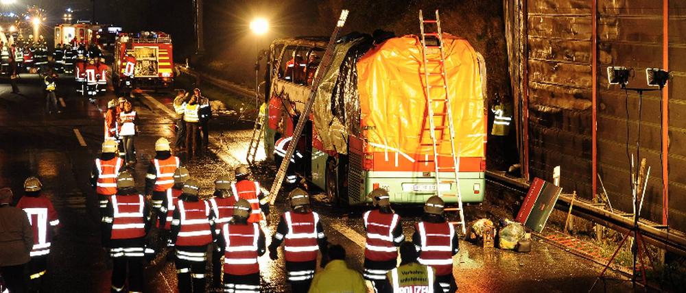 Schwerer Busunfall auf Autobahn 2 in Niedersachsen - Zahlreiche Tote
