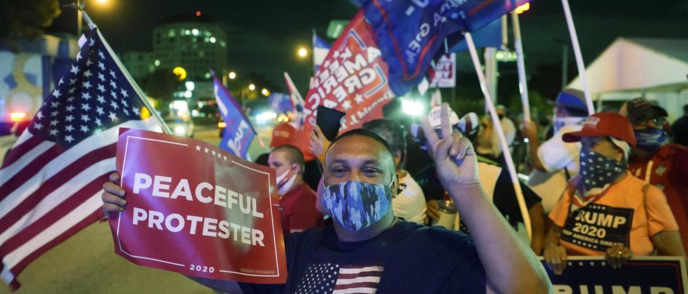 Trump-Fans schwenken Fahnen am Tag der US-Präsidentschaftswahl im Stadtteil Little Havana, Miami.