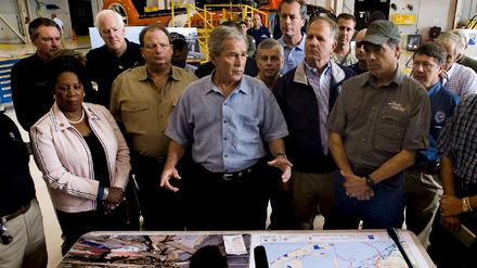 George W. Bush verschafft sich ein Bild der Lage -