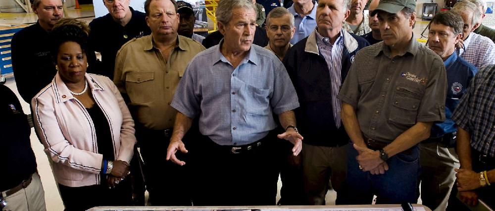 George W. Bush verschafft sich ein Bild der Lage -