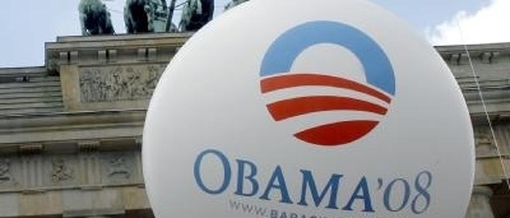 Luftballon mit Obama-Schriftzug vor Brandenburger Tor