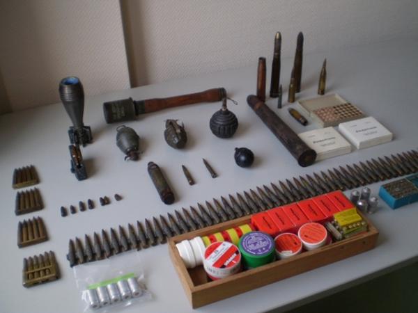 Handgranaten und Munition