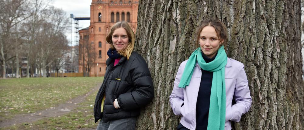 Entspannt zurücklehnen können sich Lena Wassermeier (links) und Hannah Schmedes nur kurz fürs Foto. Sie planen bereits nächste Schreibaktionen.