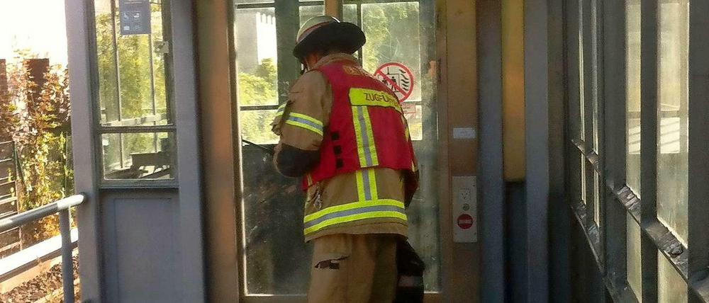 Die Feuerwehr befreite drei mit dem Fahrstuhl stecken gebliebene Fahrgäste