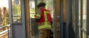 Die Feuerwehr befreite drei mit dem Fahrstuhl stecken gebliebene Fahrgäste